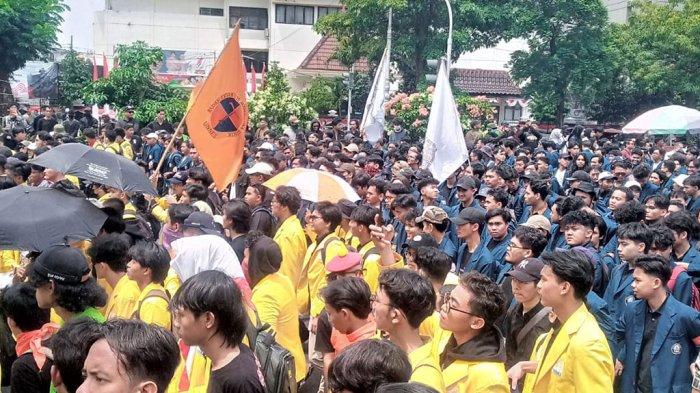Ribuan mahasiswa mengikuti aksi demonstrasi menentang revisi UU Pilkada di Jalan Pahlawan, Kota Semarang, Kamis (22/8/2024). Mereka menyampaikan empat tuntutan ke pemerintah yang menurut mereka sudah keblinger.