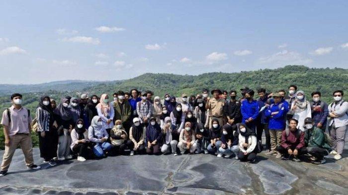 Mahasiswa Teknik Lingkungan UIN Walisongo Semarang melakukan kunjungan lapangan ke Tempat Pemrosesan Akhir (TPA) Jatibarang yang berlokasi di Kelurahan Kedungpane, Kecamatan Mijen, Kota Semarang pada tanggal 10 Juni 2024