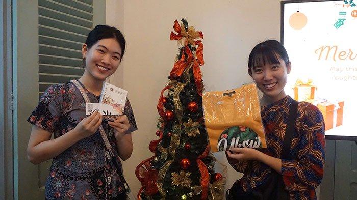 Mahasiswa asing mengikuti games dalam acara SWCU International Student and Staff Christmas Celebration, Selasa (05-12-2023).