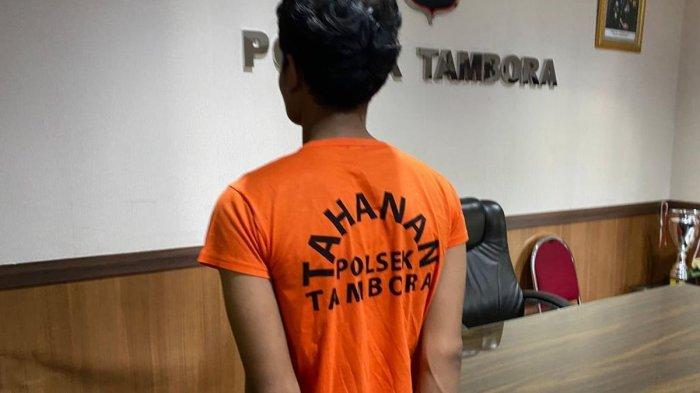 Mahasiswa pemakai dan penjual ganja berinisial RP saat ditemui di Mapolsek Tambora, Selasa (5/9/2023).