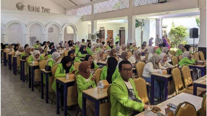 Mahasiswa program studi Manajemen Haji dan Umrah (MHU) UIN Walisongo Semarang mengadakan kunjungan kuliah kerja lapangan di PT Qiblat Tour Islami, Bandung.