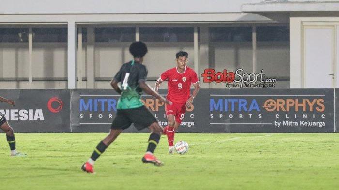 Malik Risaldi (kanan) sedang menguasai bola dalam laga uji coba timnas Indonesia versus timnas Tanzania di Stadion Madya, Senayan, Jakarta, Minggu (2/6/2024).