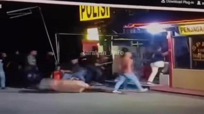 MAPOLRES TARAKAN DISERANG : Tangkapan layar unggahan akun Instagram @tarakan_iinfo pada Selasa 925/2/2025) - Rekaman CCTV detik-detik Mapolres Tarakan diserang puluhan anggota TNI pada Senin (24/2/2025), lima bintara polisi terluka.