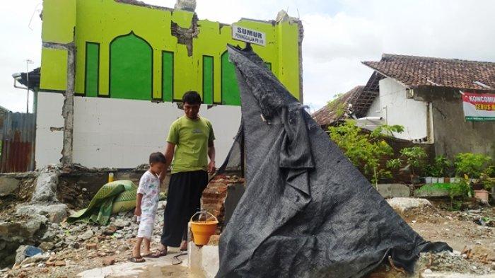 Marno saat menunjukkan sumur peninggalan PB VIII di Jalan Sumpah Pemuda ditengah Proyek Underpass Joglo, Jumat (19/1/2024)