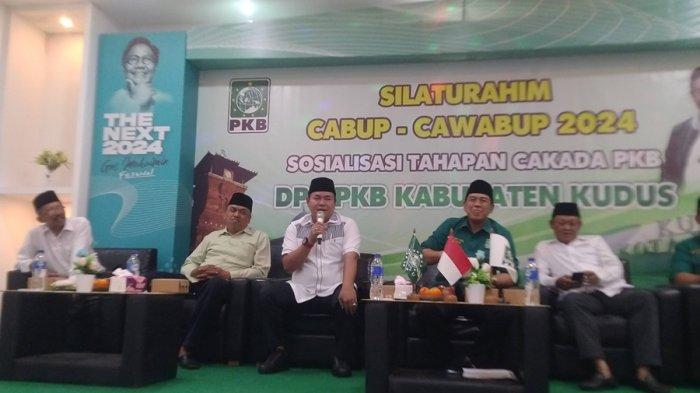 Ketua DPRD Kabupaten Kudus, Masan (baju putih peci hitam) juga mendaftar diri sebagai calon Bupati di kantor DPC PKB Kabupaten Kudus, Minggu (5/5/2024).