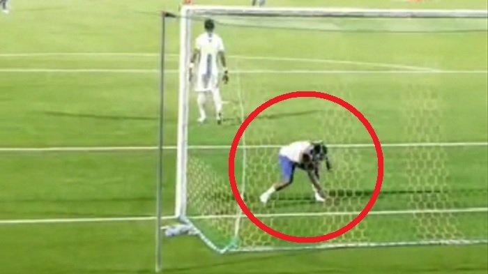 Masih Ada Klenik di Liga Tanzania, Kebobolan 2 Gol Setelah Suporter Masuk Lapangan Mengambil Jimat