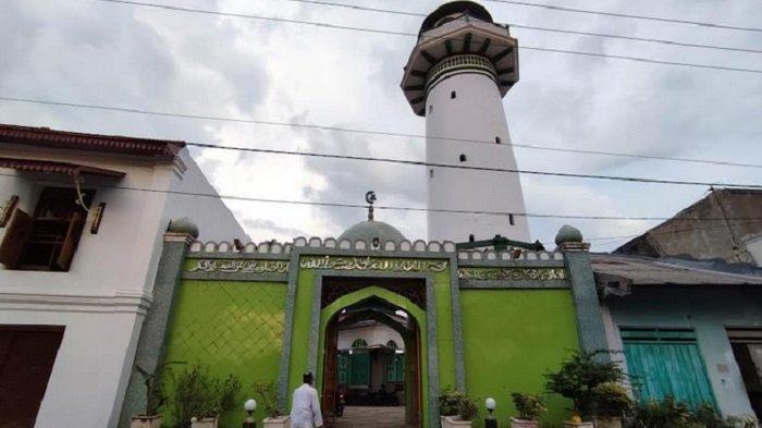 Kopi arab khas Masjid Layur dituang untuk disajikan ke para jemaah masjid di di Jalan Layur, Dadapsari, Semarang Tengah.