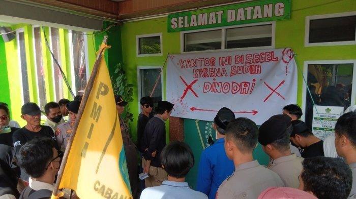 Massa dari PMII menyegel kantor Kanwil Kemenag Sulbar imbas dari kasus dugaan pelecehan seksual yang dilakukan Kakanwil Kemenag Sulbar Syafrudin Baderung. (tribun sulbar)