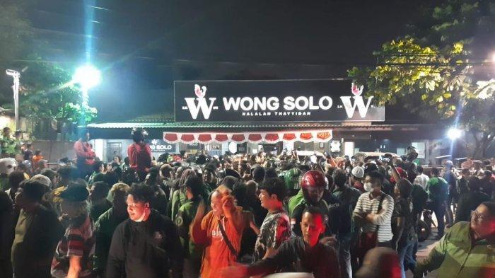 Massa mengepung warung makan Ayam Bakar Wong Solo, Tebet, Jakarta Selatan, Selasa (15/8/2023). (Istimewa)