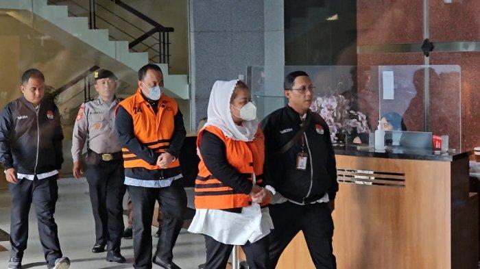 ITA DITAHAN KPK - KPK menahan Wali Kota Semarang, Hevearita Gunaryanti Rahayu alias Mbak Ita dan suaminya yang merupakan Ketua Komisi D DPRD Provinsi Jawa Tengah, Alwin Basri pada hari ini, Rabu (19/2/2025). KPK menduga Ita dan Alwin telah menerima sejumlah uang dari fee atas pengadaan meja kursi fabrikasi SD pada Dinas Pendidikan Kota Semarang TA 2023, pengaturan proyek penunjukan langsung pada tingkat kecamatan TA 2023 dan permintaan uang ke Bapenda Kota Semarang.