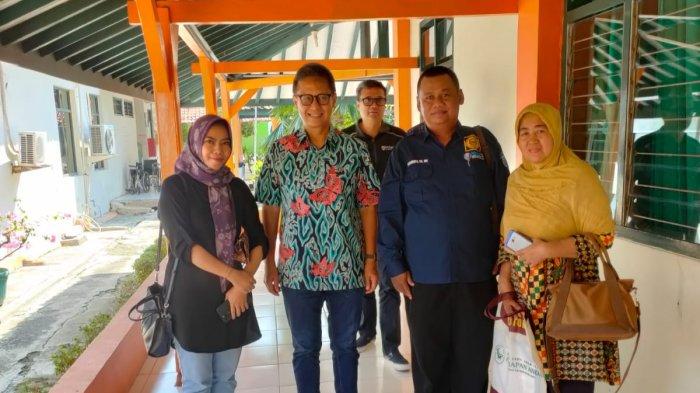 Menteri Kesehatan RI, Budi Gunadi Sadikin (batik hijau) saat menjenguk ayah almarhumah dokter Aulia Risma Lestari di RSUD Kardinah Tegal, Minggu (18/8/2024).