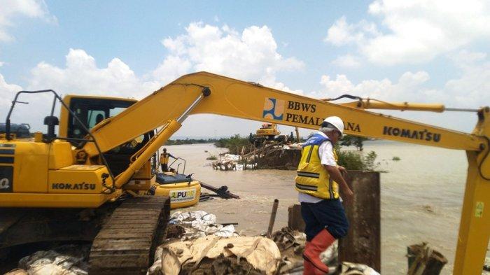 Menteri PUPR Basuki Hadimuljono meninjau kondisi tanggul Sungai Wulan yang jebol di Karanganyar, Kabupaten Demak, Senin (12/2/2024).