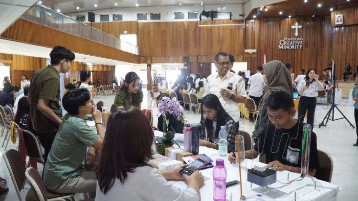 Mini expo berbagai produk unggulan dari 14 fakultas di UKSW dalam Open Day Registration, Kamis (27-07-2023).