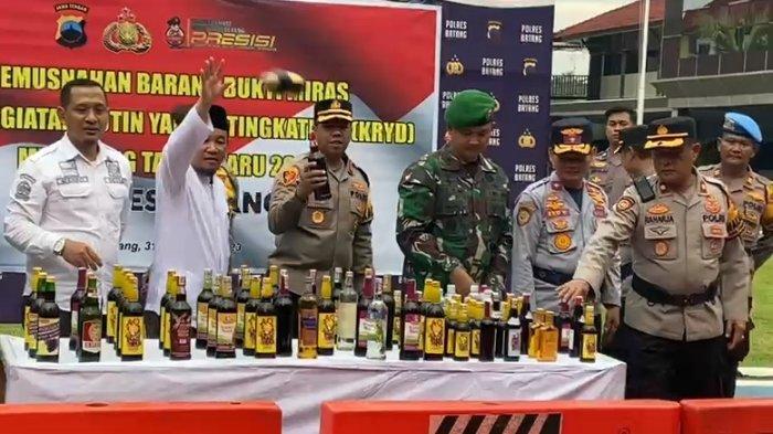 Pemusnahan miras di halaman Mapolres Batang, Minggu (31/12/2023).