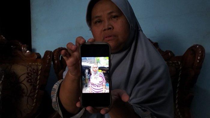 Misni kakak ipar Ribut Uripah menunjukkan foto kondisi adiknya yang ditemukan di hutan Malaysia, Kamis (6/3/2025).