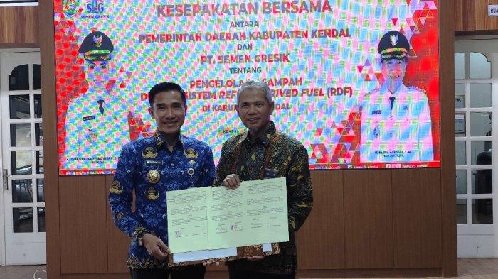 TUNJUKKAN MOU - Wakil Bupati Kendal, Benny Karnadi (kiri) bersama Direktur Utama PT Semen Gresik, Muchamad Supriyadi menunjukkan nota kesepakatan (MoU) pengelolaan sampah di Kabupaten Kendal, Kamis (17/4/2025). Saat ini, kondisi sampah di TPA Darupono Kendal sudah overload.