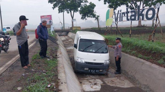 Mobil Gran Max Terperosok Saluran Irigasi Desa Senon, Pengemudi dan