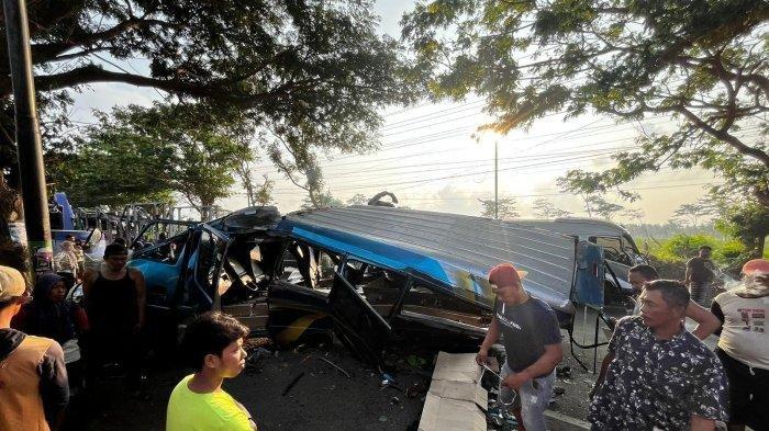 Mobil Elf yang terlibat kecelakaan maut di Jalan Raya Situbondo-Banyuwangi, Senin (23/9/2024).