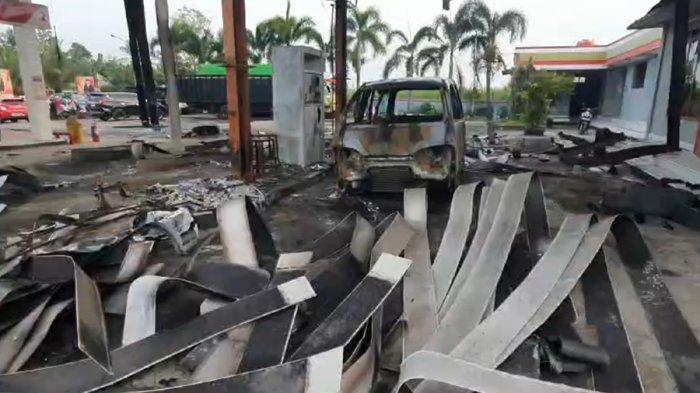 Kondisi mobil Espass yang terbakar di SPBU Desa Bakalan, Kecamatan Dukuhseti, Kabupaten Pati, Selasa (2/7/2024).