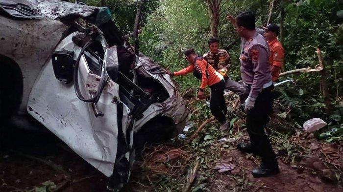 Kecelakaan tragis terjadi di Desa Deles, Kabupaten Batang. Sebuah mobil Fortuner berpelat B2435UBQ terjun ke jurang sedalam 250 meter, menewaskan empat orang di tempat. Lihat bagaimana warga dan polisi berjuang mengevakuasi korban dalam kondisi yang mengerikan ini