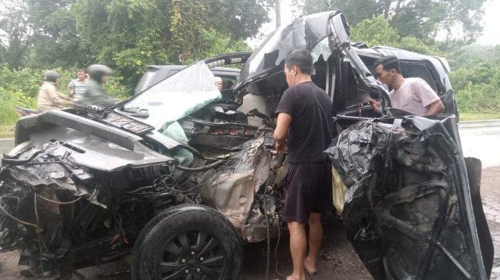 HANCUR: Mobil Innova hancur akibat kecelakaan maut di Jalan Lintas Jambi–Muara Sabak, tepatnya di RT 01 Desa Niaso, Kecamatan Maro Sebo, Kabupaten Muaro Jambi, pada Jumat (30/5/2025) pagi. Seorang ASN tewas. (TRIBUN JAMBI/ISTIMEWA)