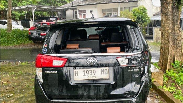 PERAMPOKAN - Mobil Innova hitam milik komplotan perampok mengalami kerusakan selepas mereka melakukan perlawanan terhadap polisi ketika hendak ditangkap. Akibat kejadian ini, tiga polisi terluka hingga dirawat intensif di rumah sakit, Kota Semarang, Selasa (11/2/2025).