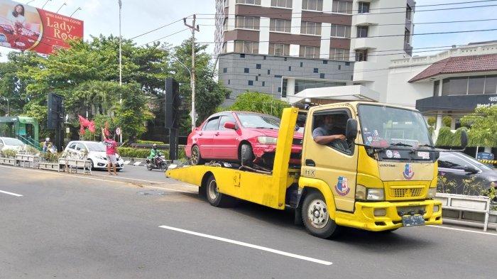 Mobil Mitsubishi Lancer penabrak pot tanaman di median jalan Pandanaran Semarang, Minggu (19/1/2025).