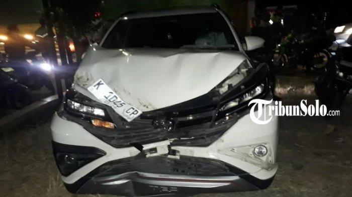 Mobil Toyota Rush tabrak pohon tumbang di Jalan Solo-Purwodadi, di Desa Jetiskarangpung, Kecamatan Kalijambe, Kabupaten Sragen, Jumat (13/9/2024) malam.