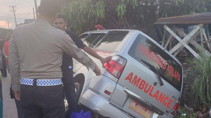 Mobil ambulans terperosok ke selokan di Desa Kacung, Bangka Barat, Jumat (30/6/2023) sore. (Dok. Polres Bangka Barat)