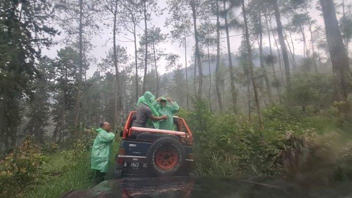 Mobil jeep yang membawa Pj Bupati Tegal Agustyarsyah bersama rombongan, saat menjajal jalur off road Tatamba Jeep Guci berkeliling di areal hutan pinus milik Perhutani di lereng Gunung Slamet beberapa waktu lalu.