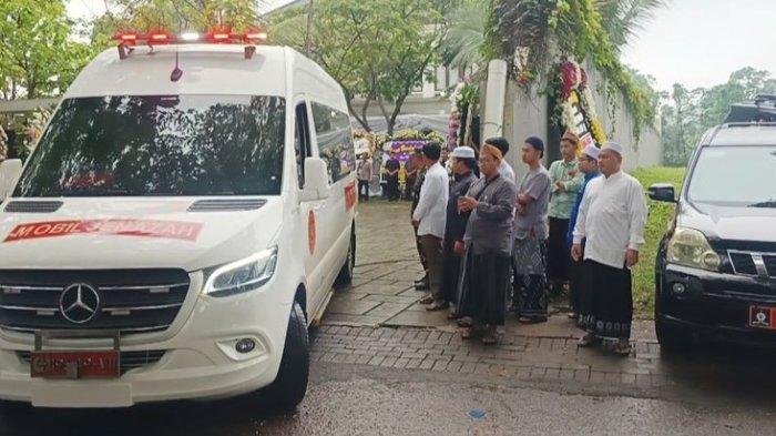 Mobil jenazah yang membawa jenazah almarhum mantan Kepala Badan Nasional Penanggulangan Bencana (BNPB) Doni Monardo diberangkatkan dari rumah duka di Serpong Utara, Tangerang Selatan menuju ke Markas Komando (Mako) Kopassus, Cijantung pada Senin (4/12/2023).