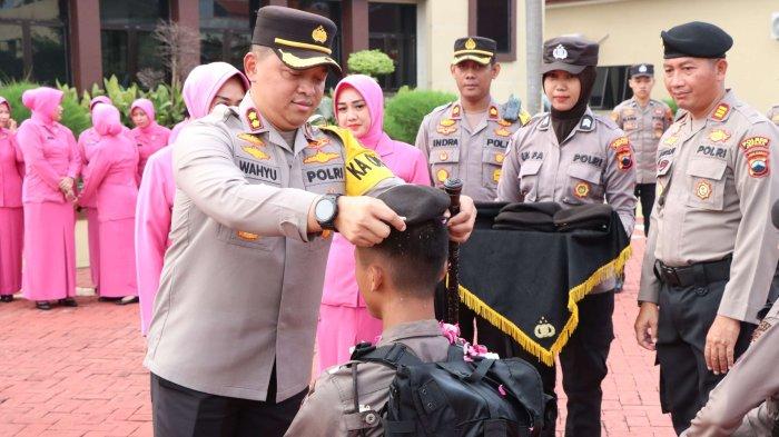 Momen Haru Saat Belasan Bintara Remaja Sungkem Kepada Orang Tua di Polres Jepara