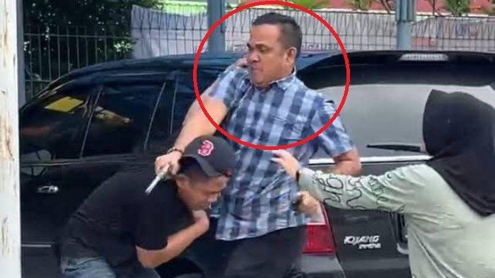 Momen istri Aiptu FN melerai suaminya saat bertikai dengan debt collector.