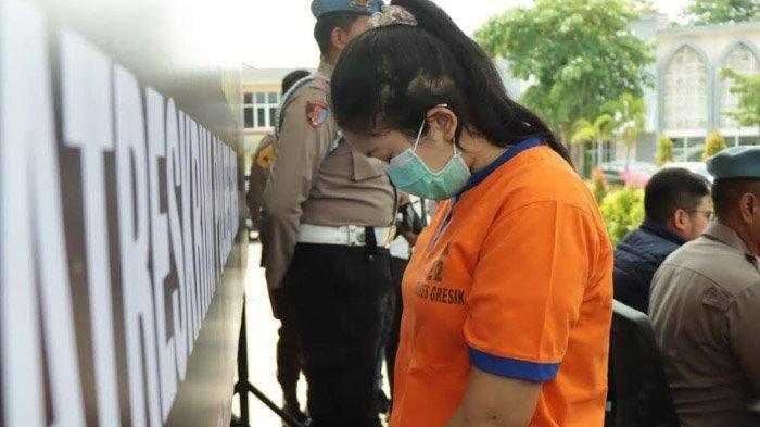 Mucikari praktik prostitusi online di apartemen, Y dihadirkan dalam rilis di Polres Gresik, Selasa (7/11/2023)