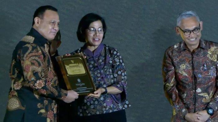 Menteri Keuangan, Sri Mulyani menyerahkan penghargaan kepada Ketua KPK, Firli Bahuri sebelum ditetapkan menjadi tersangka kasus dugaan pemerasan terhadap eks Mentan, Syahrul Yasin Limpo (SYL) di Kantor Kemenkeu, Jakarta, Rabu (22/11/2023).