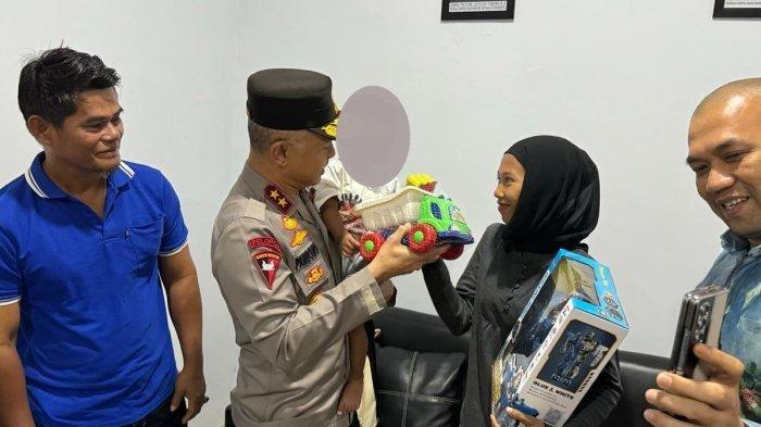 Nadia dan anaknya korban penyekapan oleh pihak perusahaan sawit di Kecamatan Bakam saat dikunjungi oleh Kapolda Kepulauan Bangka Belitung Irjen Pol Hendro Pandowo didampingi oleh pengacara Andi Kusuma dan Budiono di Polres Bangka Sabtu (7/12/2024).