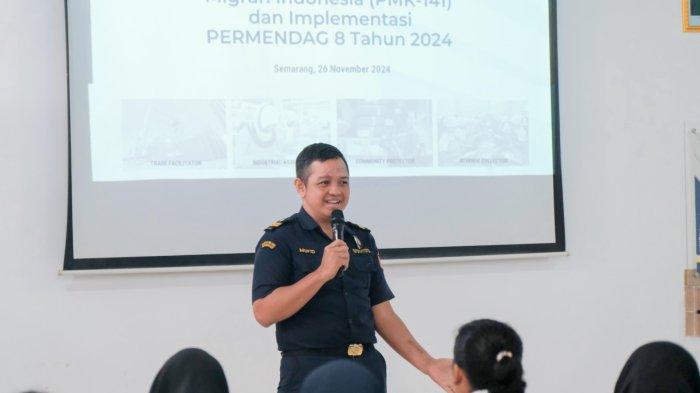 Narasumber Abdul Mufid menjelaskan peraturan barang kiriman