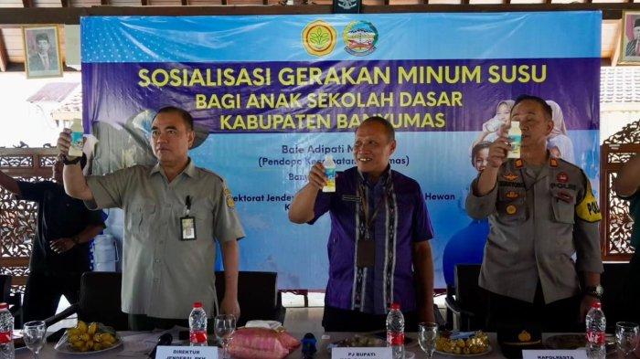 Direktur Jenderal Peternakan dan Kesehatan Hewan (Ditjen PKH), Nasrullah, saat sosialisasi gerakan minum susu bagi siswa Sekolah Dasar (SD) dan Madrasah Ibtidaiyah (MI) di Pendopo Kecamatan Banyumas, Kamis (11/7/2024).
