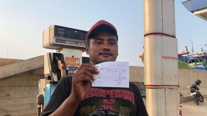 Nelayan menunjukkan bukti transaksi setelah melakukan pembelian solar subsidi di Stasiun Penyaluran Bahan Bakar (SPBB) 47.511.05 Jasa Mina Kawasan PPNP, Krapyak Lor, Kecamatan Pekalongan Utara, Jumat (20/10/2023).