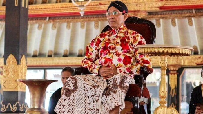 Ilustrasi Raja Kasultanan Ngayogyakarta Hadiningrat, Sri Sultan Hamengkubuwono X memakai kain motif batik Parang.