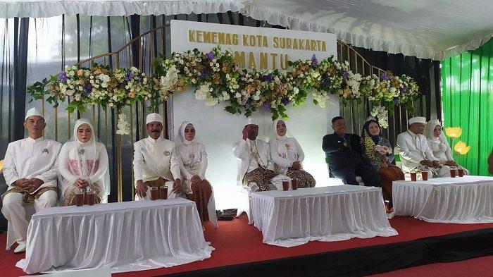 Pasangan pengantin saat resepsi pernikahan di KanKemenag Kota Solo, Kamis(11/1/2024)