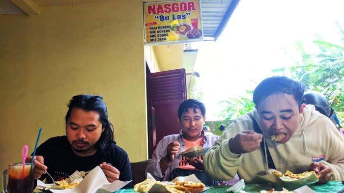 NASI GORENG MURAH - Tiga pembeli menikmati nasi goreng di Warung Nasgor Bu Las, Dukuh Gilis, Desa Sugiharjo, Kecamatan Pati, Kabupaten Pati, Selasa (4/2/2025) sore. Nasi goreng di warung ini dibanderol dengan harga murah, hanya Rp4 ribu per porsi.