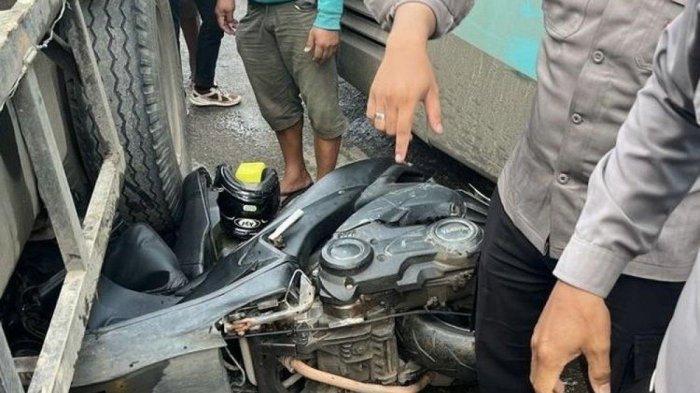 Dua Anggota Satuan Lalu Lintas Polres Kubu Raya, Kalimantan Barat melakukan aksi heroik dengan merelakan motor miliknya untuk jadi ganjalan bus