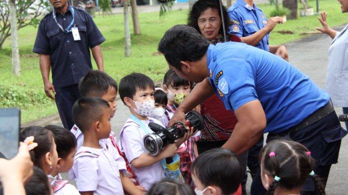 Nojorono Kudus melalui Greenhouse miliknya menyampaikan edukasi ﬂora dan fauna bagi para siswa