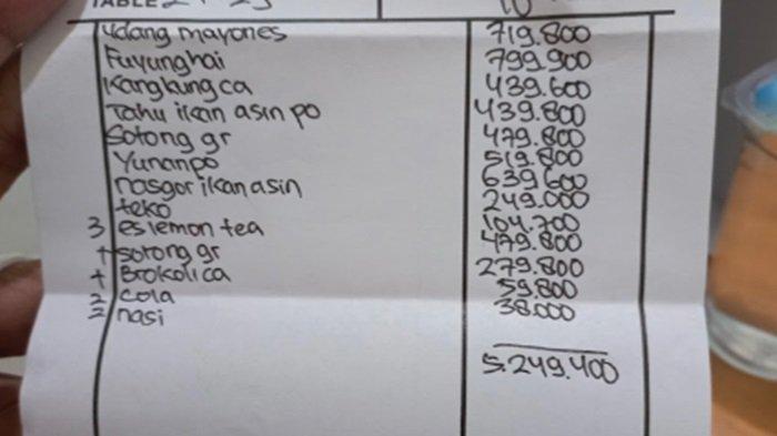 Struk pembayaran restoran dengan harga makanan yang dianggap tak wajar