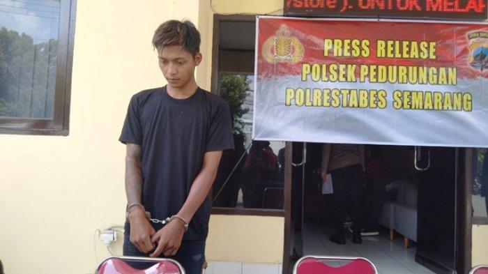 Nur Cahyo pengutil sabun cuci muka dan parfum di Alfamart Jalan Tlogosari Raya Mukthiharjo Kidul Pedurungan Semarang dihadirkan pada konferensi pers beserta barang curiannya.