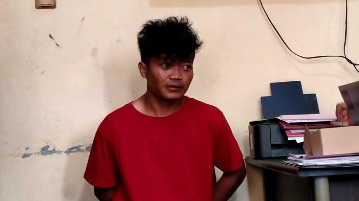 Nur Fadilah (27) warga Desa Mejasem, Kecamatan Siwalan, Kabupaten Pekalongan merupakan ayah kandung dari MZA bayi berumur dua bulan yang tewas dibunuh, saat berada di kantor satreskrim polres Pekalongan.