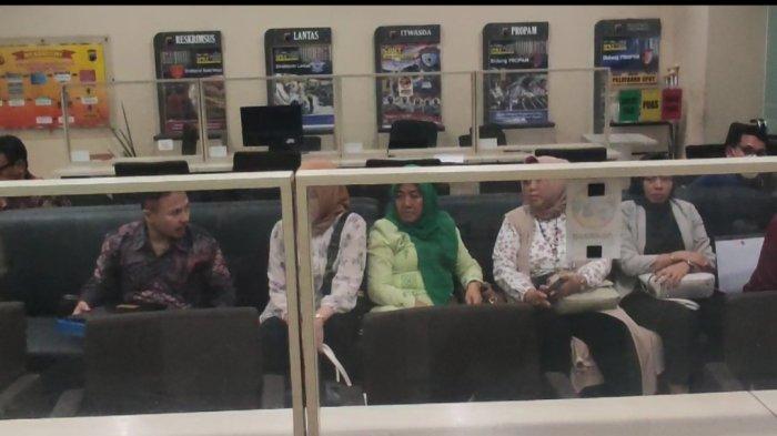 Nuzmatun Malinah, Ibunda mendiang dr Aulia Risma Lestari melaporkan kasus kematian anaknya ke Polda Jateng. Ibunda Risma melapor ke polisi didampingi kuasa hukum dan Tim Inspektorat Jenderal Kemenkes RI, Kota Semarang, Rabu (4/9/2024).