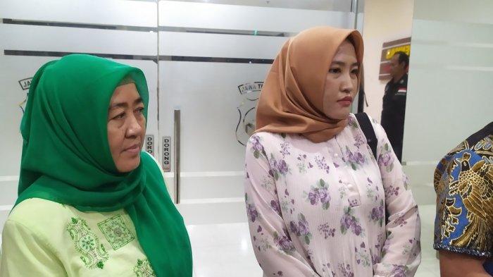 Nuzmatun Malinah (jilbab hijau)  didampingi anaknya, dr Nadia (jilbab cokelat) atau adik kandung mendiang dr Aulia selepas membuat laporan polisi terkait dugaan perundungan, intimidasi dan pemerasan yang dialami oleh Aulia di Mapolda Jateng, Kota Semarang, Rabu (4/9/2024).