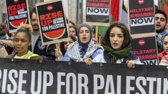 Orang-orang turun ke jalan untuk unjuk rasa menuntut gencatan senjata di Gaza, pada Minggu 20 Oktober 2024 di Brussels.(GETTY IMAGES via BBC INDONESIA)
